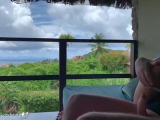 Дзьоб підстрибуючи на a публічний балкон на honeymoon в paradise&comma; projectfundiary