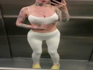 Лисий harlot розбризкування оргазм в публічний elevator