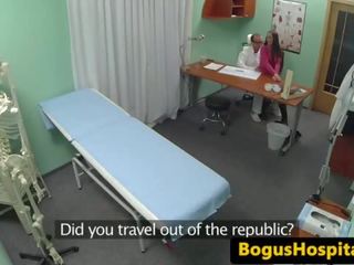 Недосвідчена лікарня stunner cockriding її medico