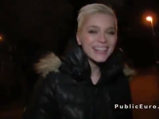 Евро блондинки мигане голям цици на открито и чукане