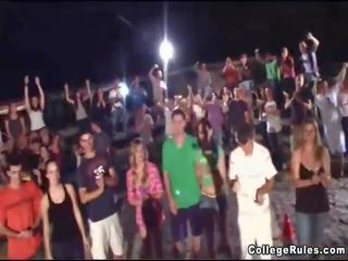 Момичета давайки а момък а ръка филми